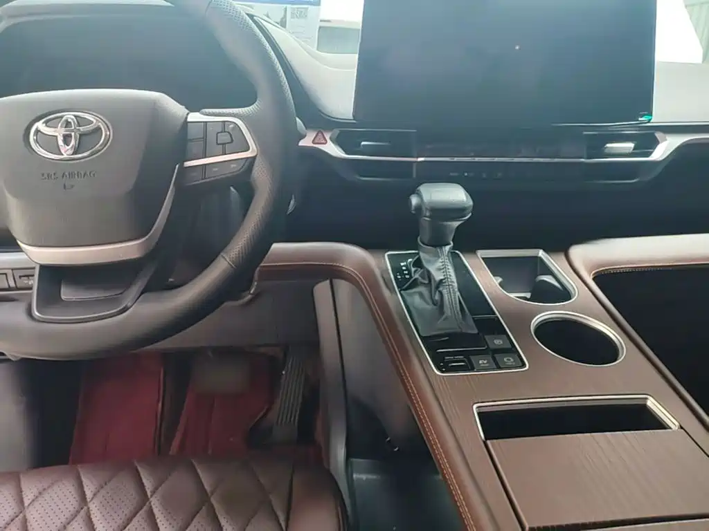 Toyota Granvia 2024