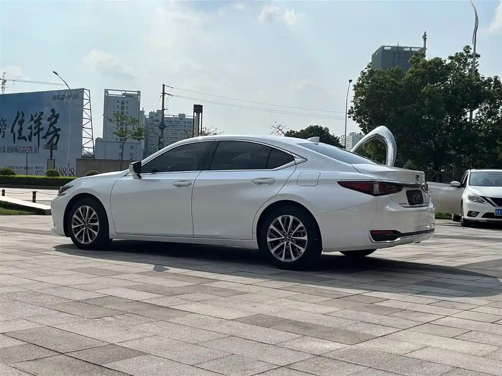 Lexus ES 2022 — фото 6
