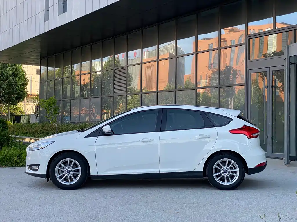 Ford Focus 2016 — фото 11
