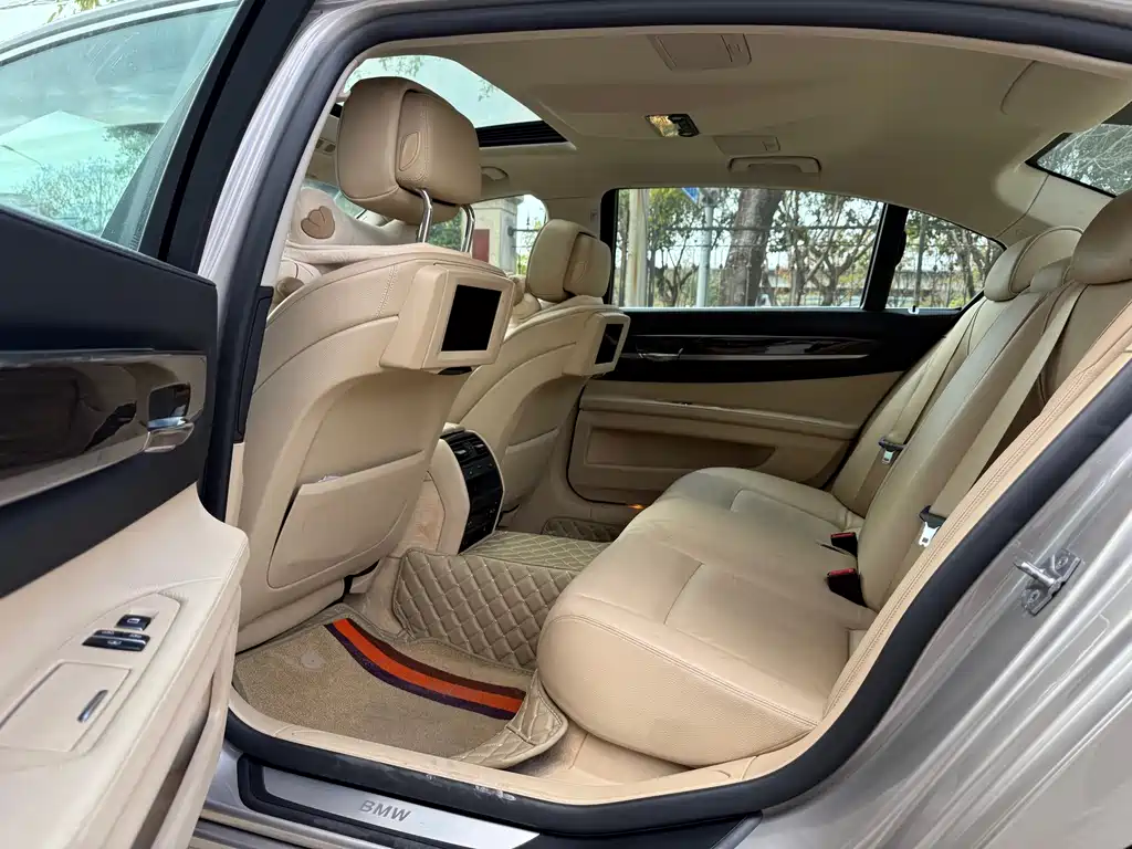 BMW 7 Series 2011 — фото 12