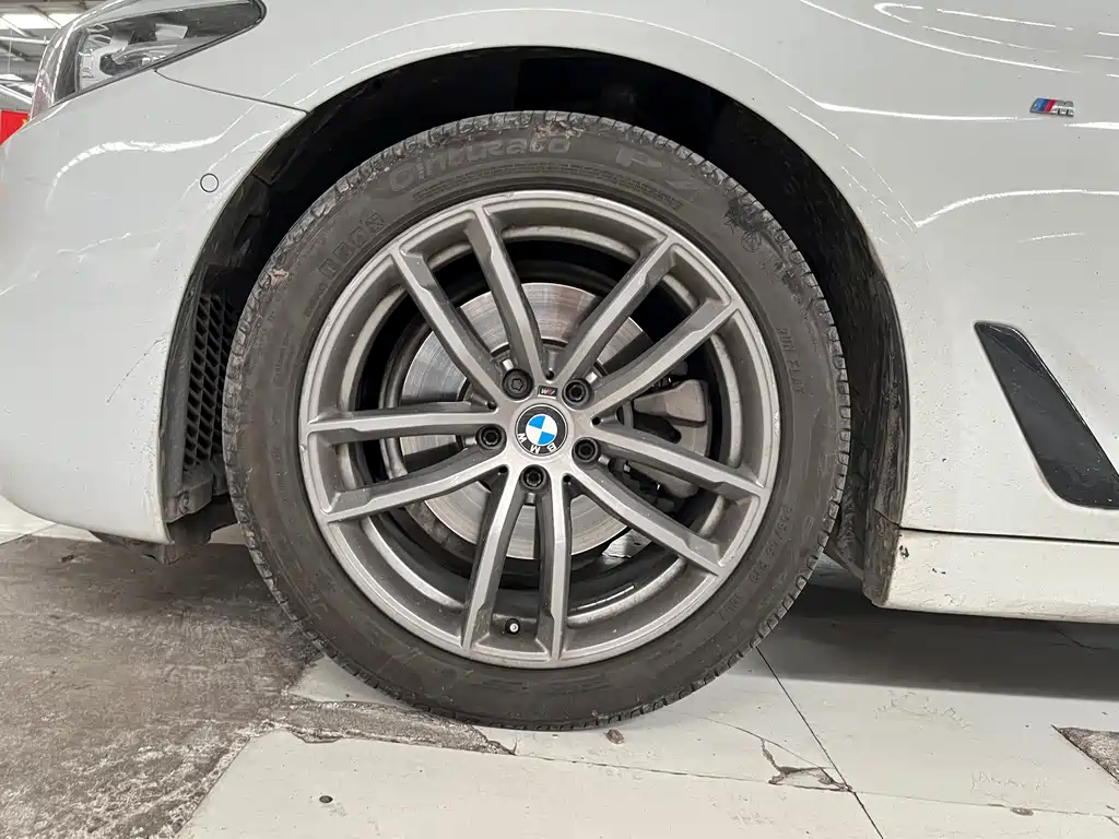 BMW 5 Series 2018 — фото 13