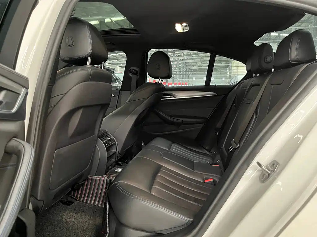 BMW 5 Series 2018 — фото 11