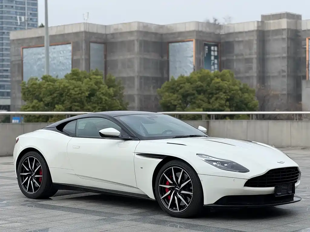 Aston Martin DB11 2017 — фото 3