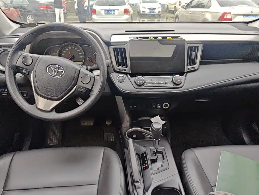 Toyota RAV4 2018 — фото 12