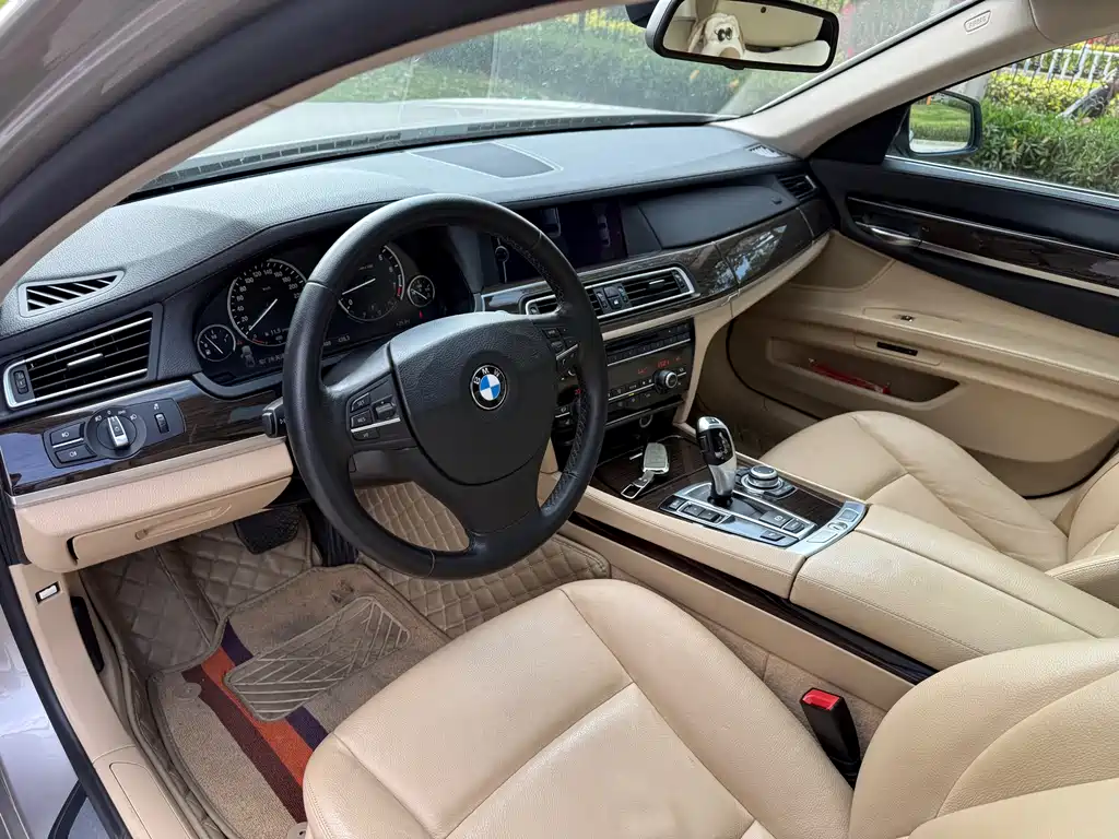 BMW 7 Series 2011 — фото 11