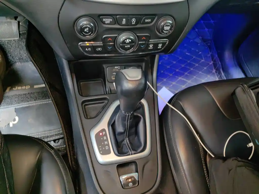 Jeep Cherokee 2016 — фото 10