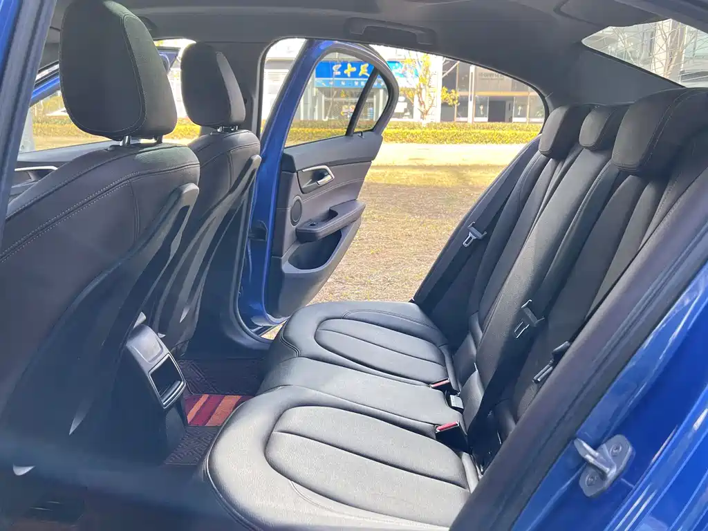 BMW 1 Series 2019 — фото 11