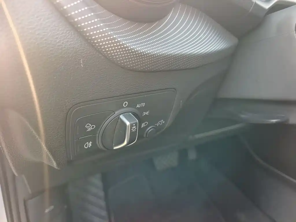 Audi Q2L e-tron 2020 — фото 14