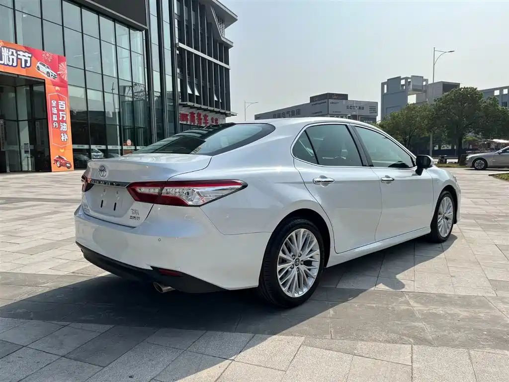 Toyota Camry 2018 — фото 6