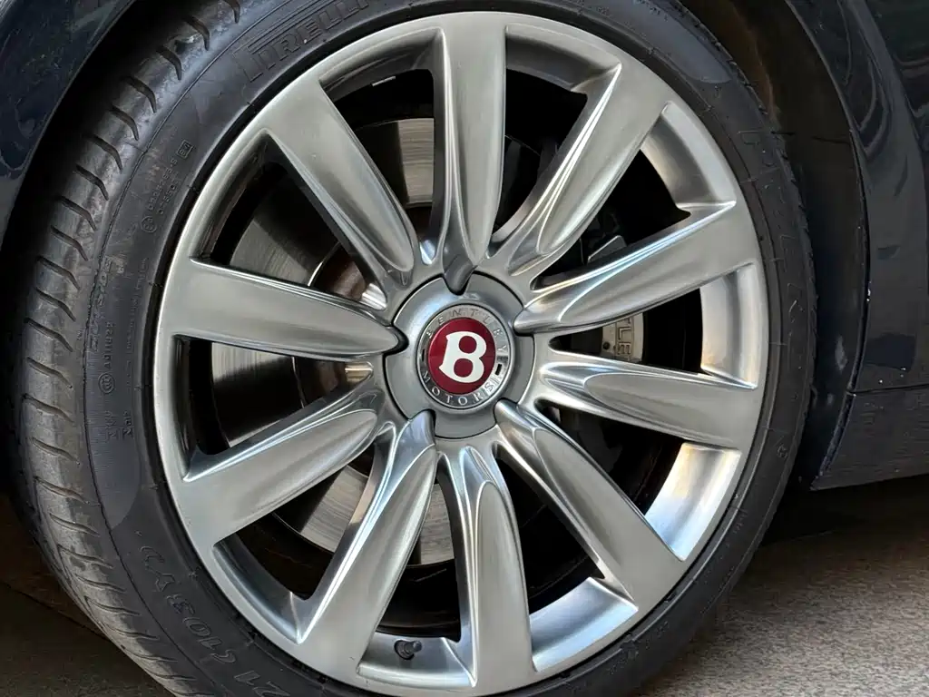Bentley Flying Spur 2018 — фото 15
