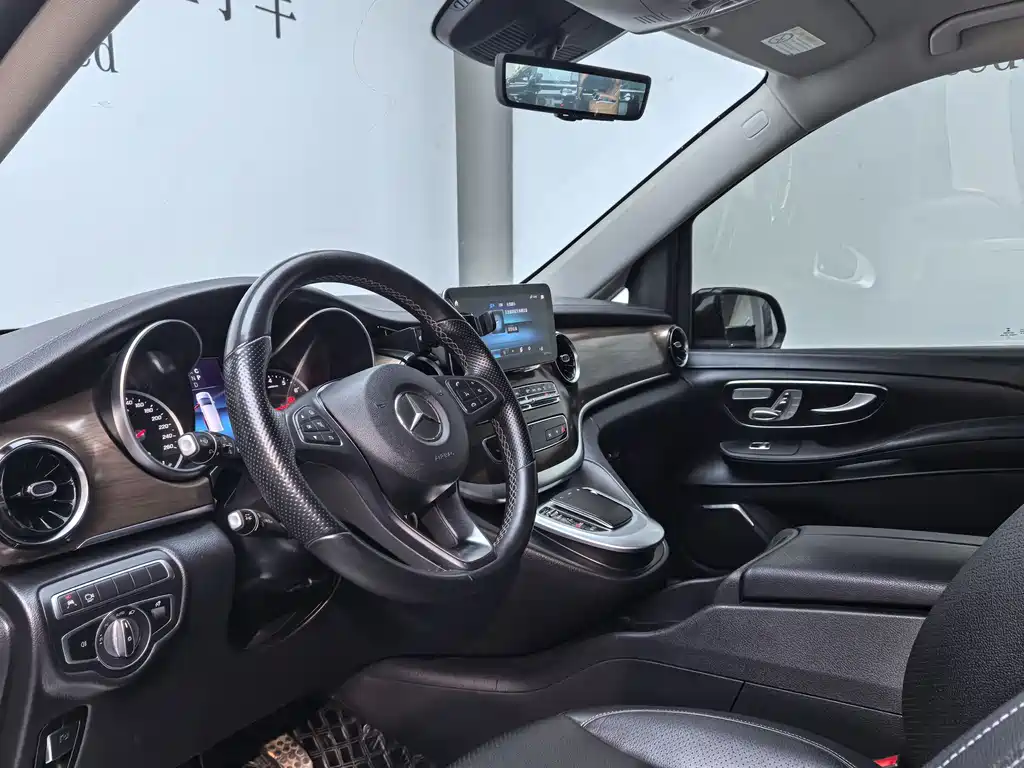 Mercedes-Benz V-Class 2021 — фото 10