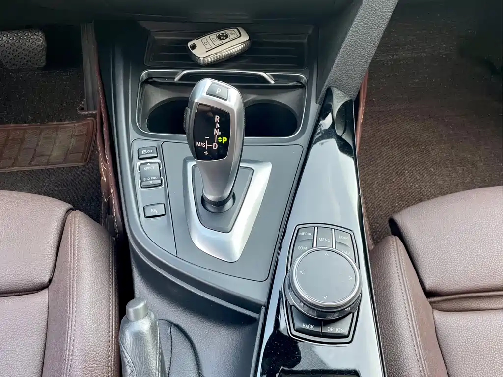 BMW 3 Series 2019 — фото 15