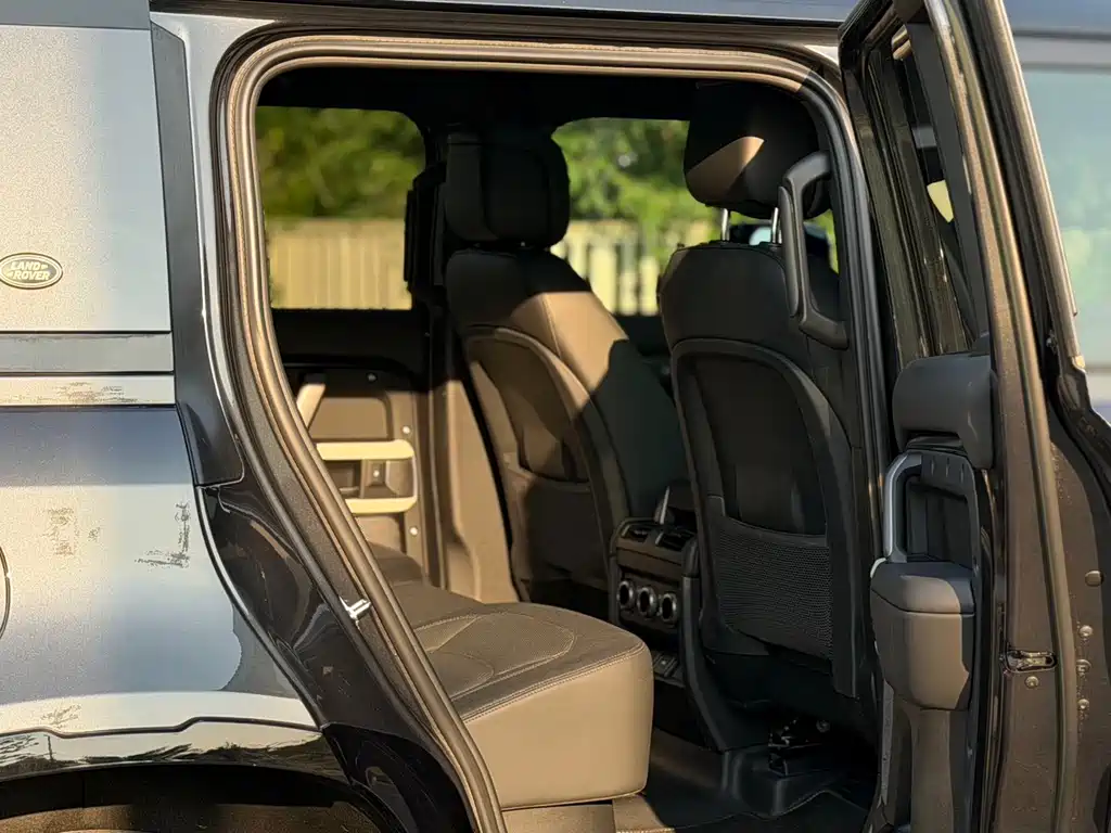 Land Rover Defender 2023 — фото 17