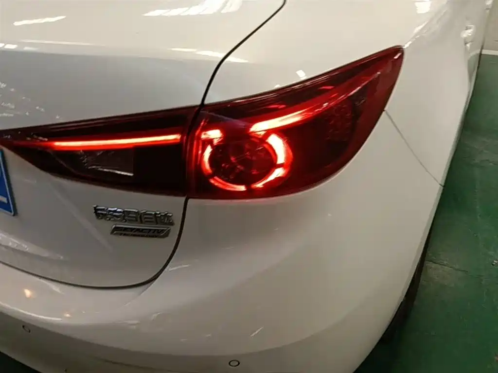 Mazda 3 Axela 2018 — фото 8