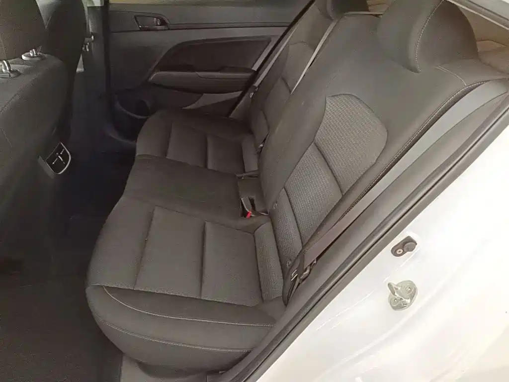 Hyundai Elantra 2018 — фото 17