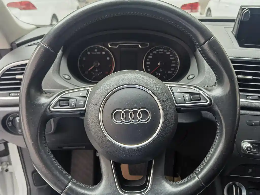 Audi Q3 2015 — фото 8
