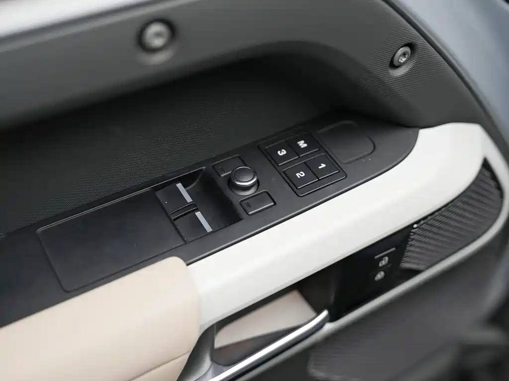 Land Rover Defender 2021 — фото 16