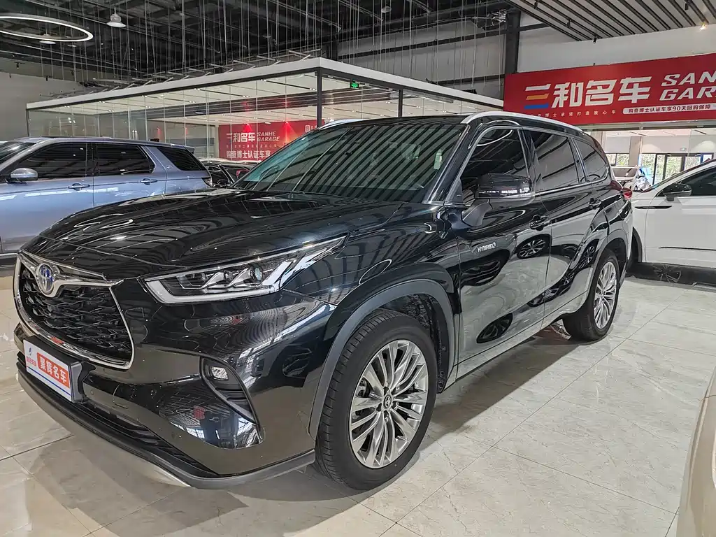 Toyota Highlander 2023 — фото 1