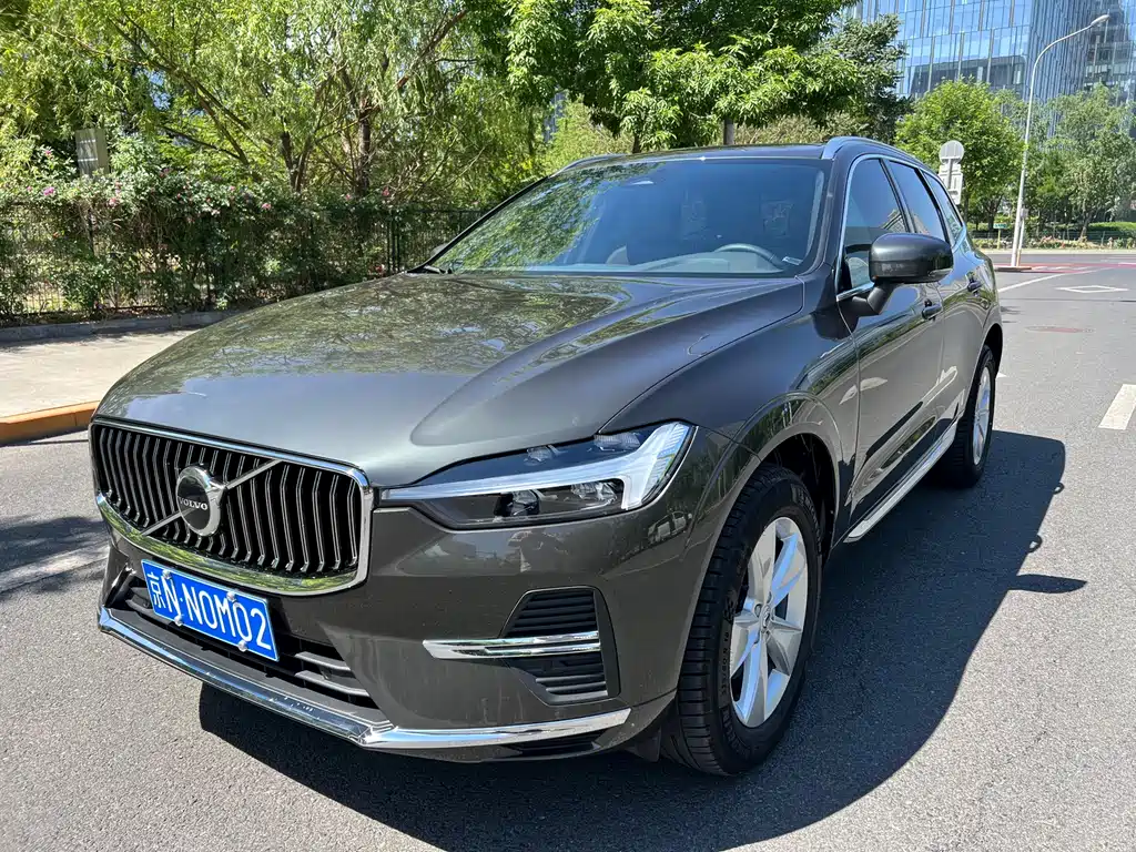 Volvo XC60 2022 — фото 1