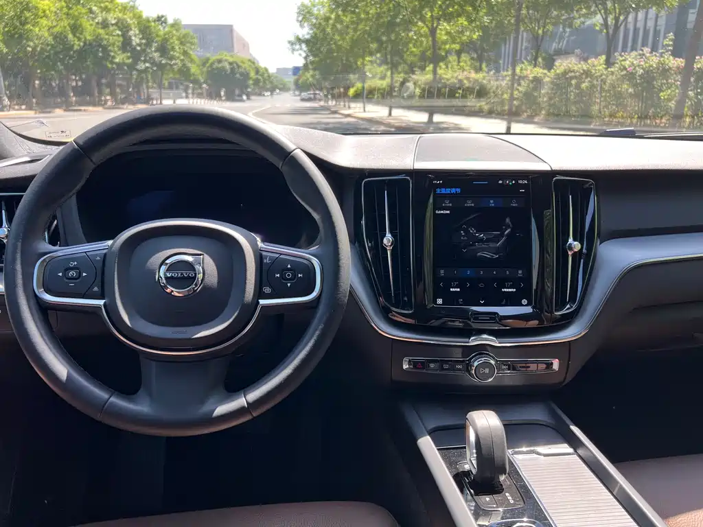 Volvo XC60 2022 — фото 11