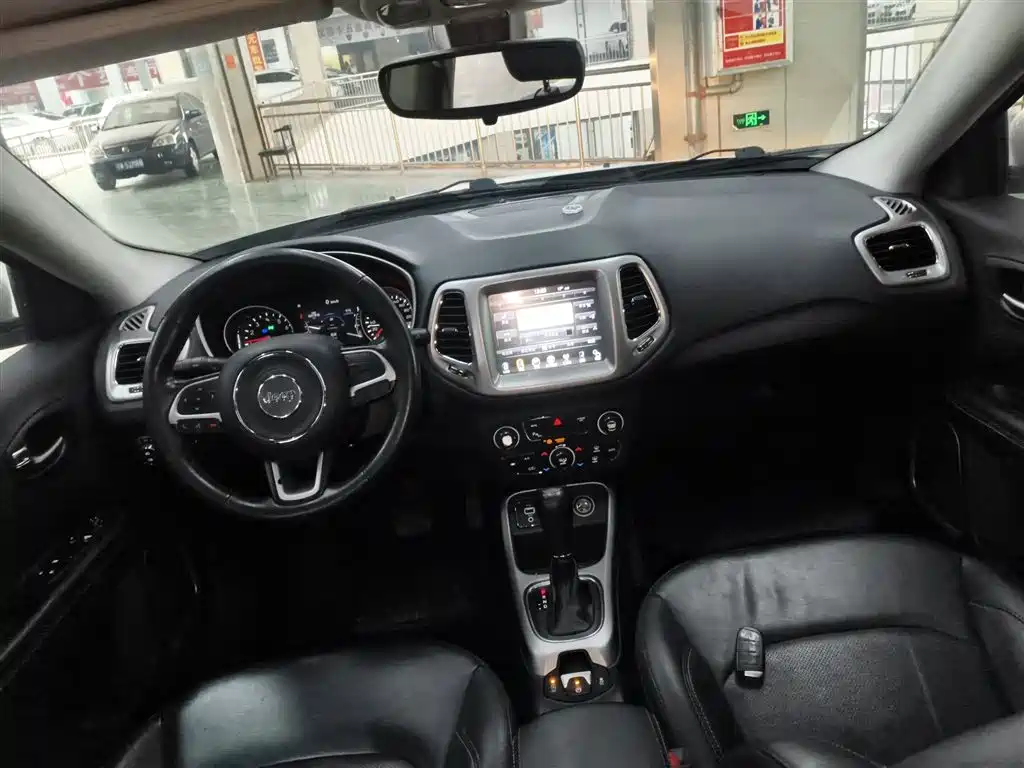 Jeep Compass 2017 — фото 3