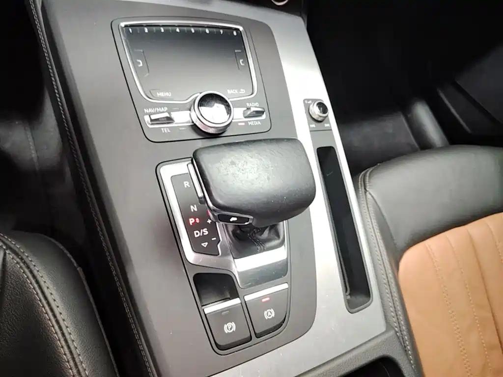Audi Q5L 2021 — фото 14