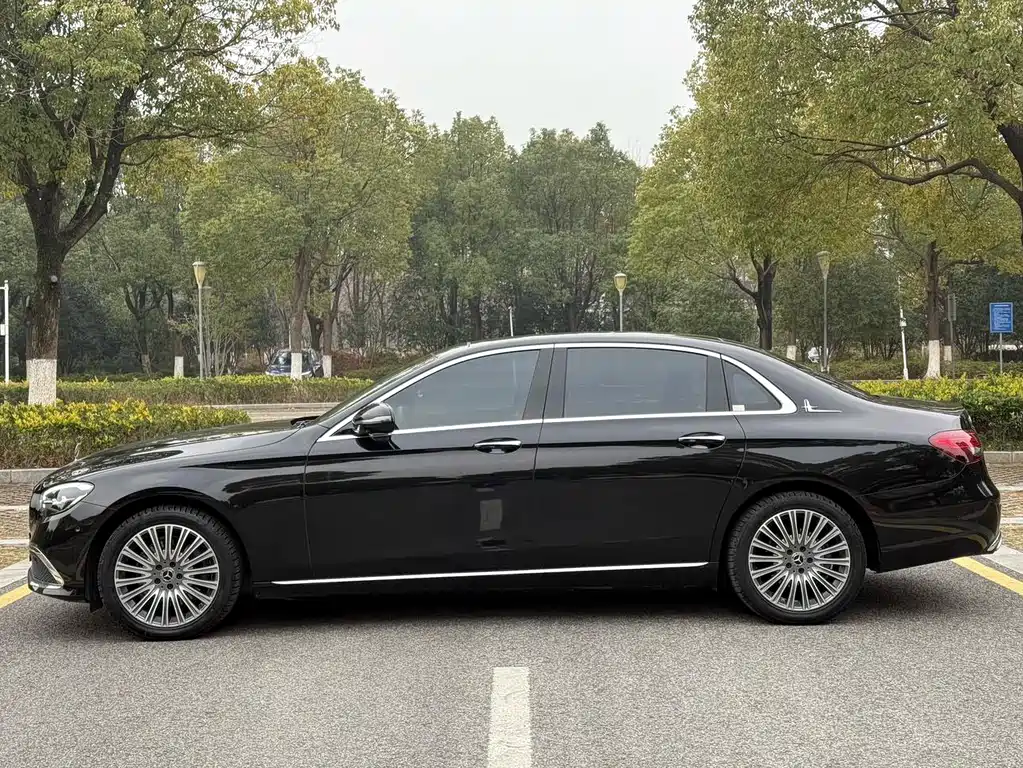 Mercedes-Benz E-Class 2023 — фото 16