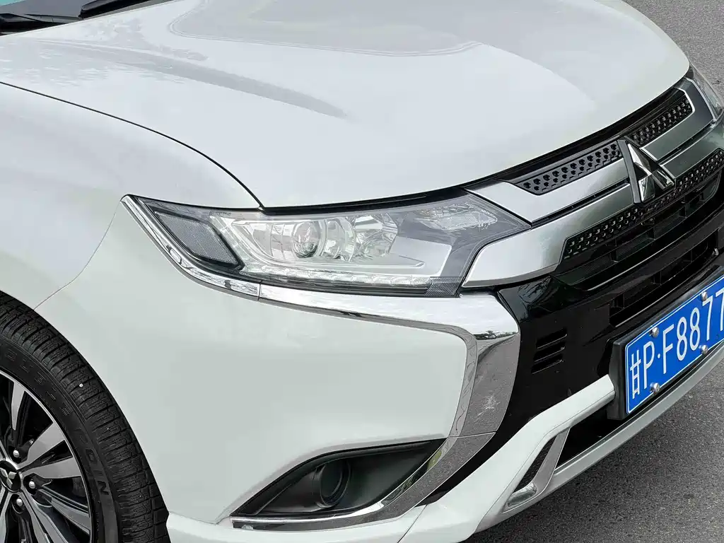 Mitsubishi Outlander 2023 — фото 7
