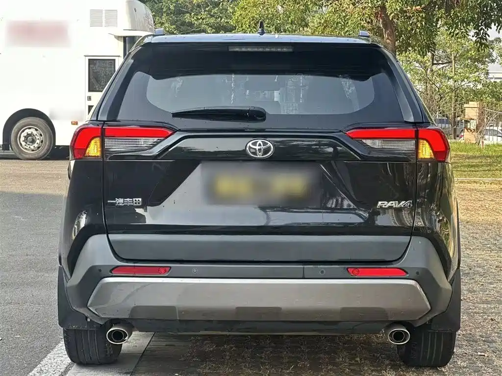 Toyota RAV4 2022 — фото 11