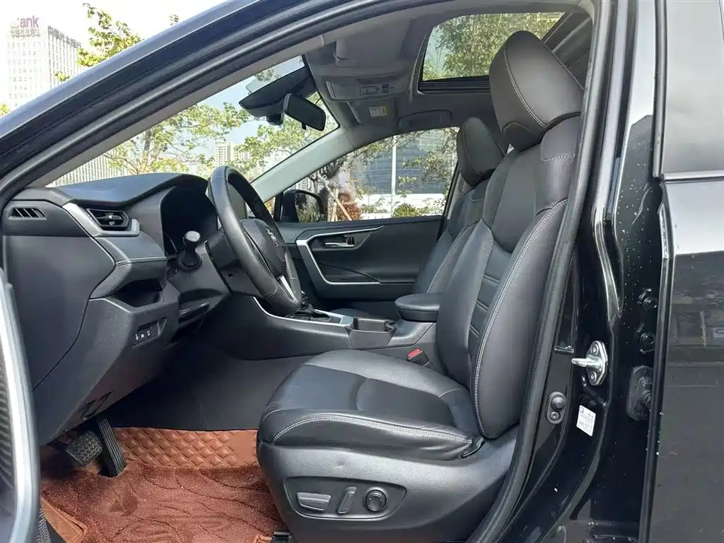Toyota RAV4 2022 — фото 12