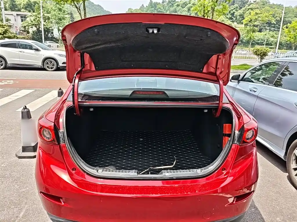 Mazda 3 Axela 2017 — фото 19