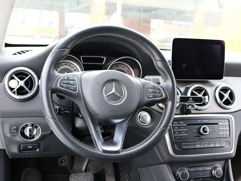 Mercedes-Benz GLA 2017 — фото 19