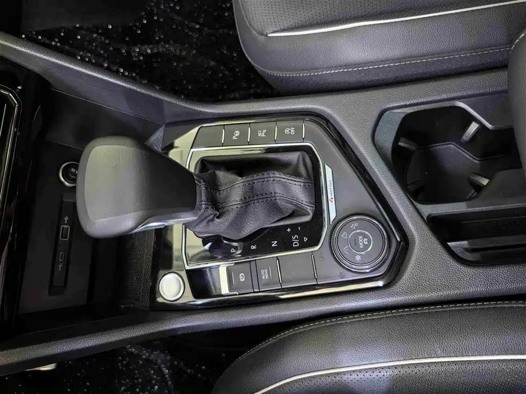 Volkswagen Tiguan L 2023 — фото 12
