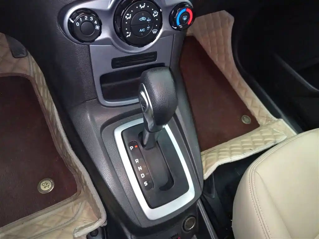 Ford Fiesta 2015 — фото 14
