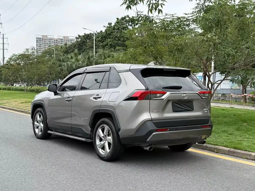 Toyota RAV4 2020 — фото 5