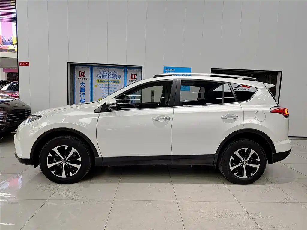 Toyota RAV4 2018 — фото 3