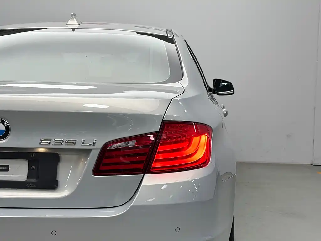 BMW 5 Series 2010 — фото 16