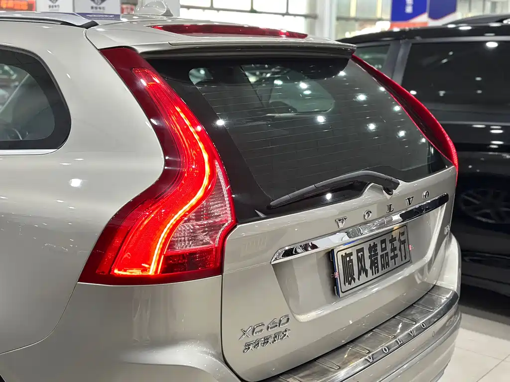 Volvo XC60 2017 — фото 14