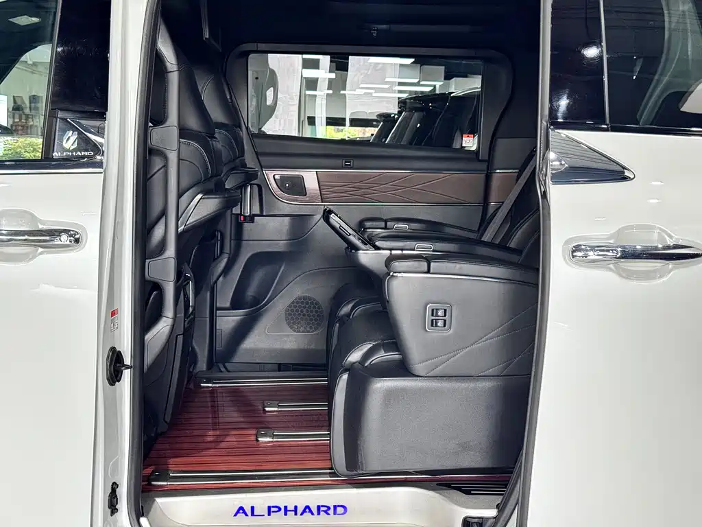 Toyota Alphard 2024 — фото 30