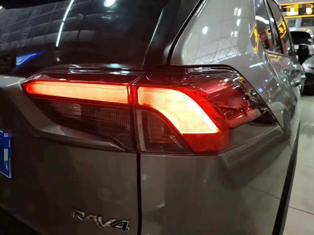 Toyota RAV4 2020 — фото 24