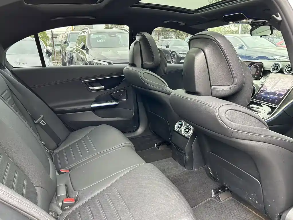 Mercedes-Benz C-Class 2024 — фото 13