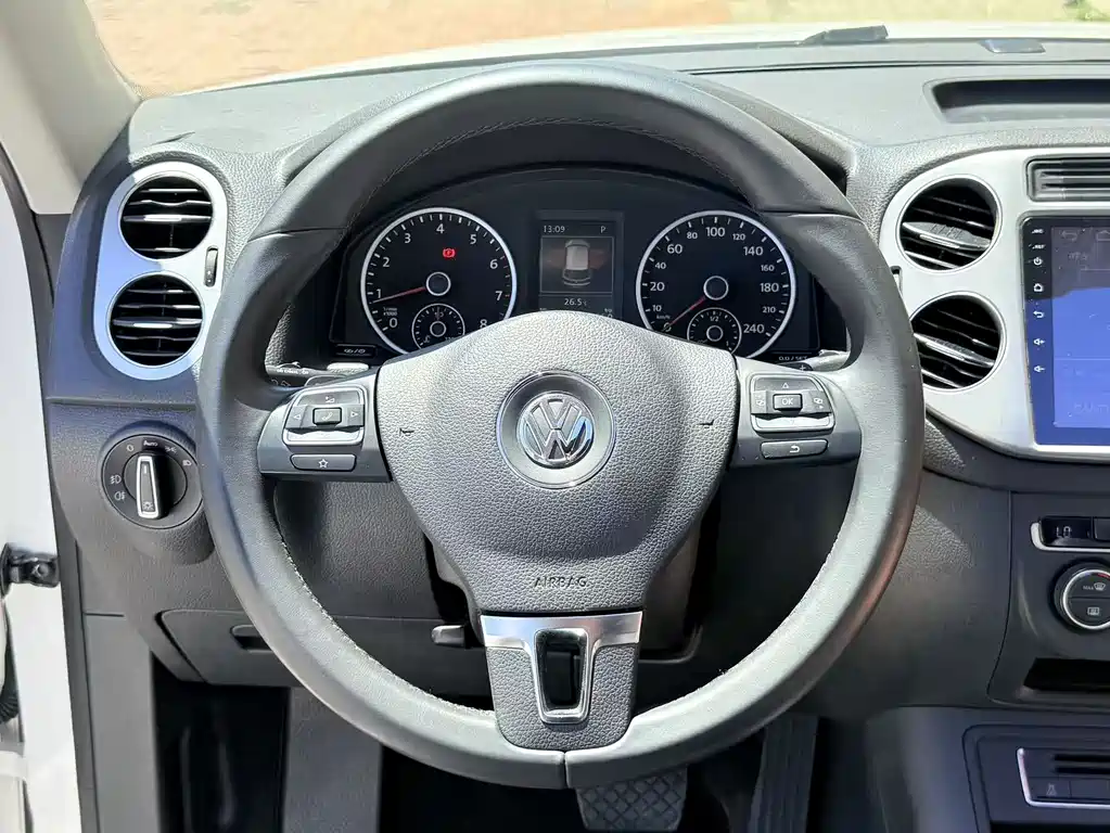 Volkswagen Tiguan 2016 — фото 11