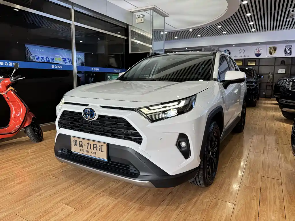Toyota RAV4 2023 — фото 1