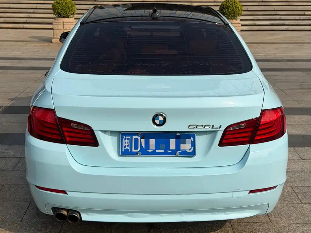 BMW 5 Series 2011 — фото 25