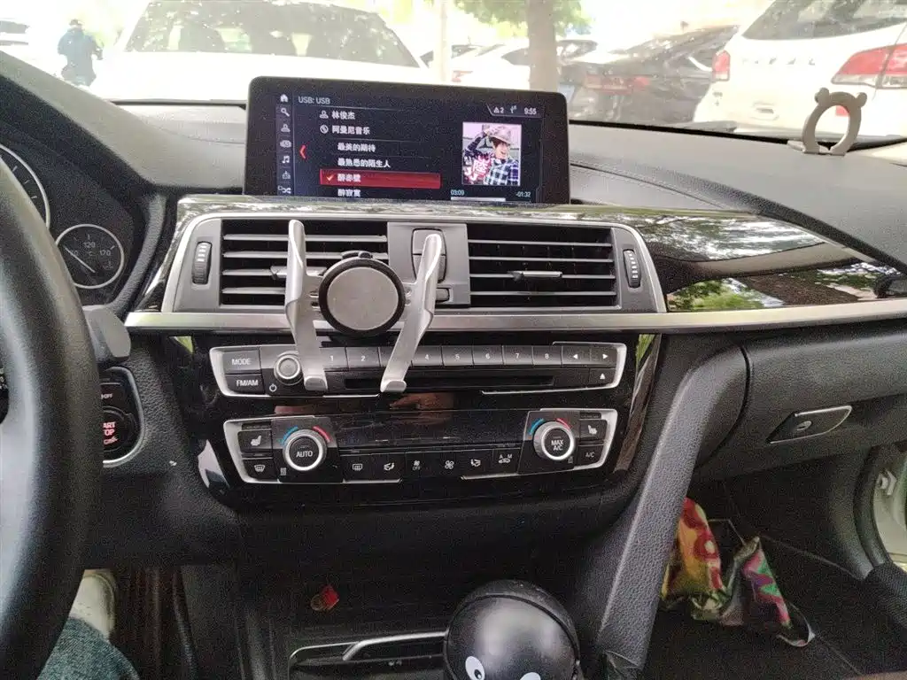 BMW 3 Series 2018 — фото 14