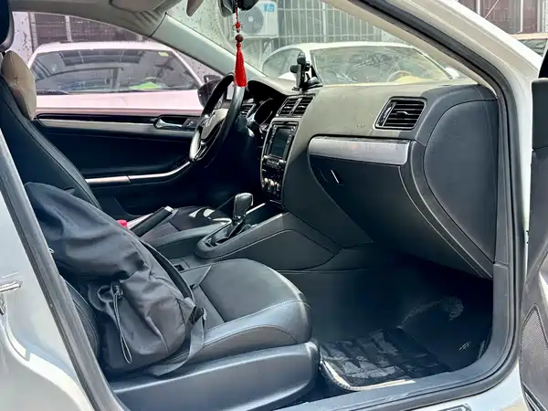 Volkswagen Sagitar 2018