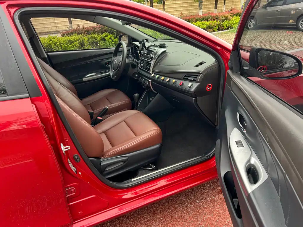 Toyota Yaris L 2016 — фото 12