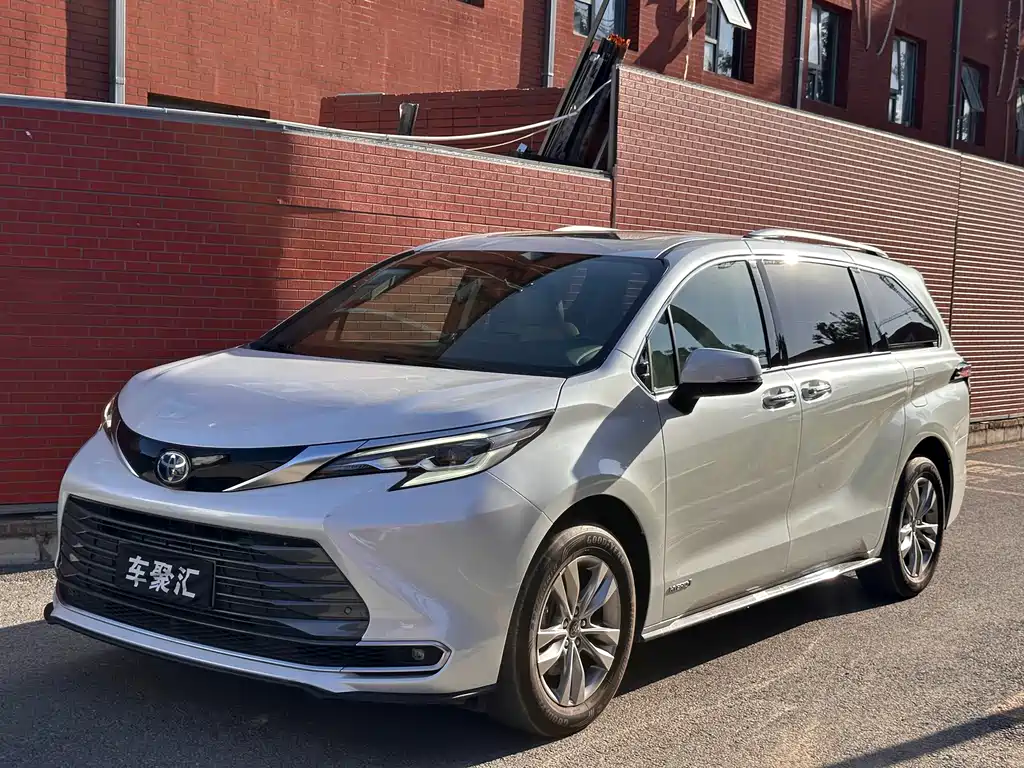 Toyota Sienna 2022 — фото 1