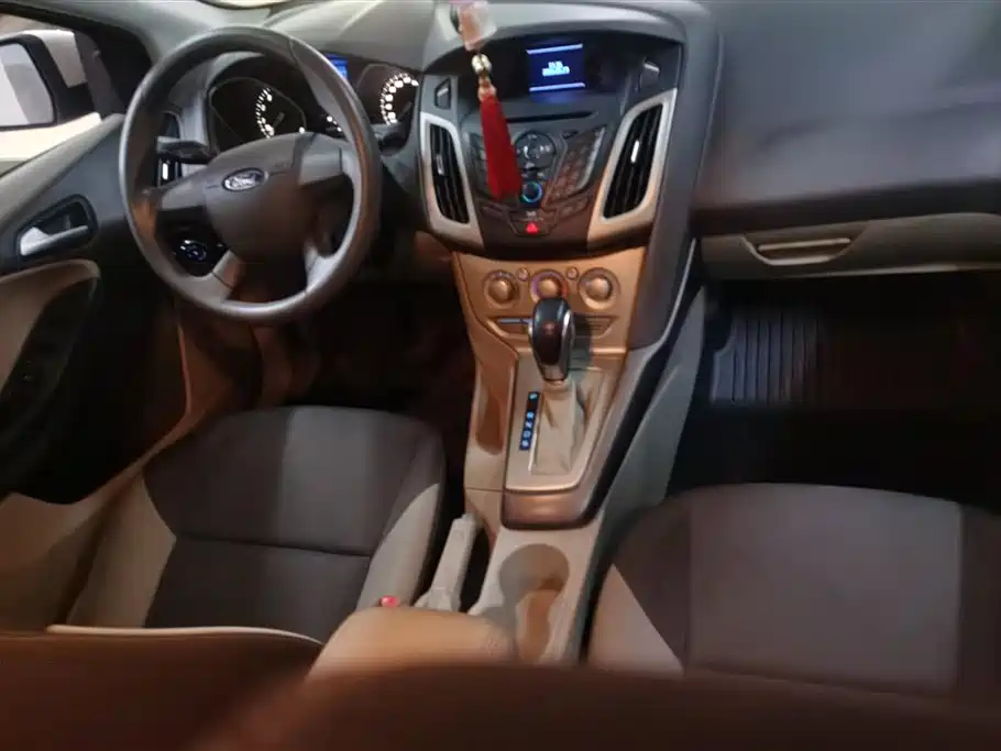 Ford Focus 2014 — фото 12