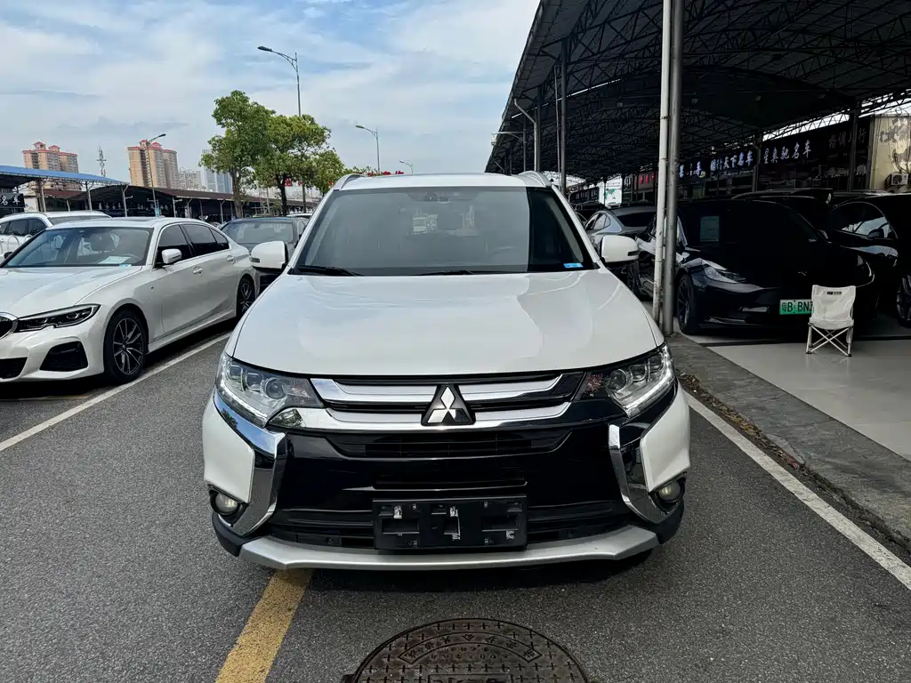 Mitsubishi Outlander 2018 — фото 2